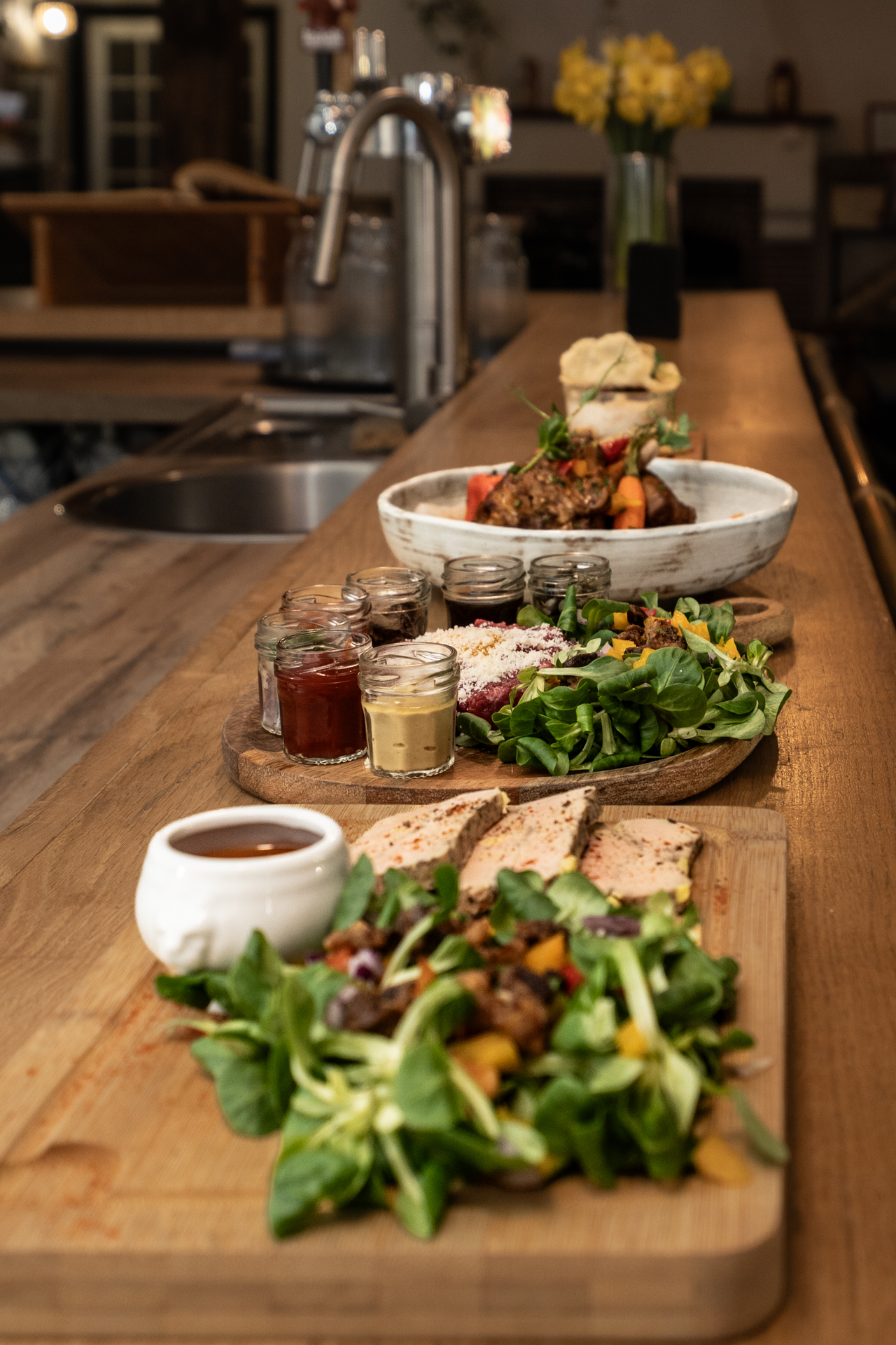 Photographie culinaire d’un plat gastronomique et de préparations fraîches au restaurant